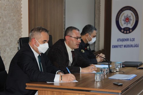 Kaymakamımız İsmail Hakkı ERTAŞ Başkanlığında İlçe Emniyet Müdürlüğü Konferans Salonunda Huzur Toplantısı Gerçekleştirildi.