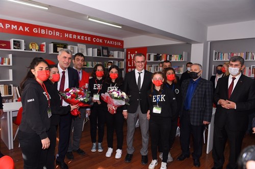 Kaymakamımız İsmail Hakkı ERTAŞ Dr. Nurettin ERK Perihan ERK Mesleki ve Teknik Anadolu Lisesi Kütüphanesinin Açılışını Gerçekleştirdi.